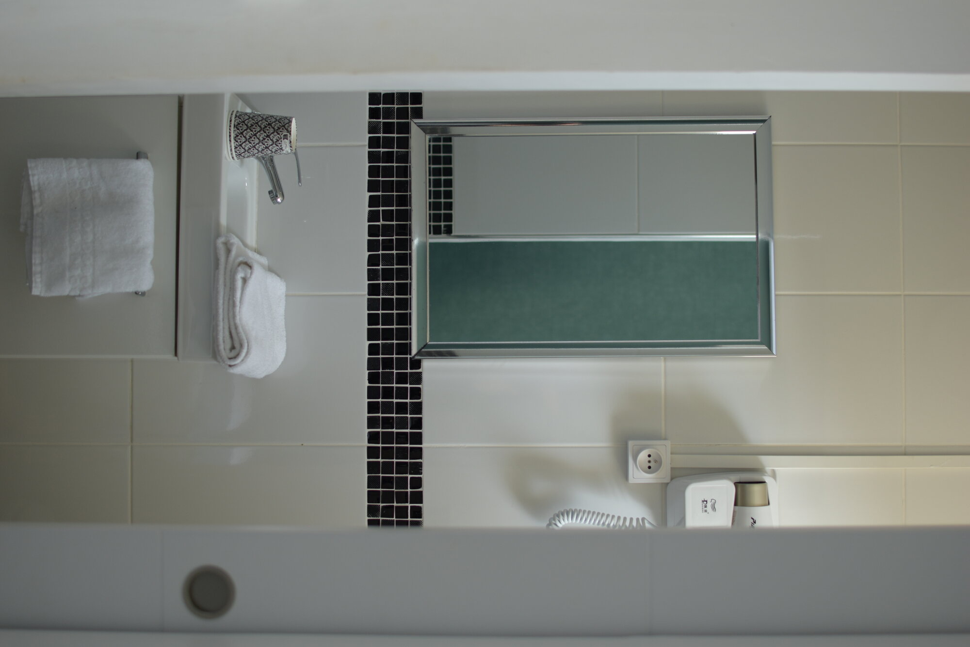 Salle de bain avec miroir et serviettes