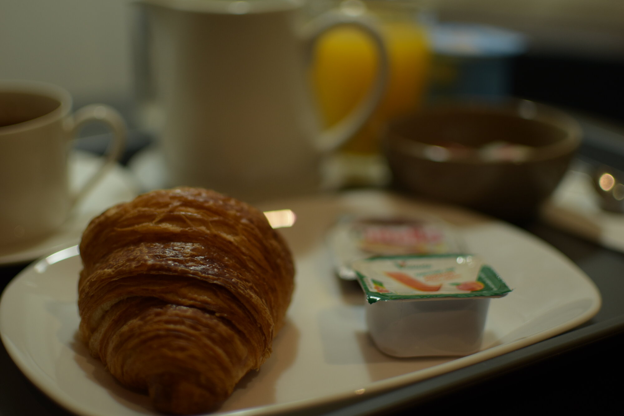 Gros plan petit-déjeuner avec viennoiseries
