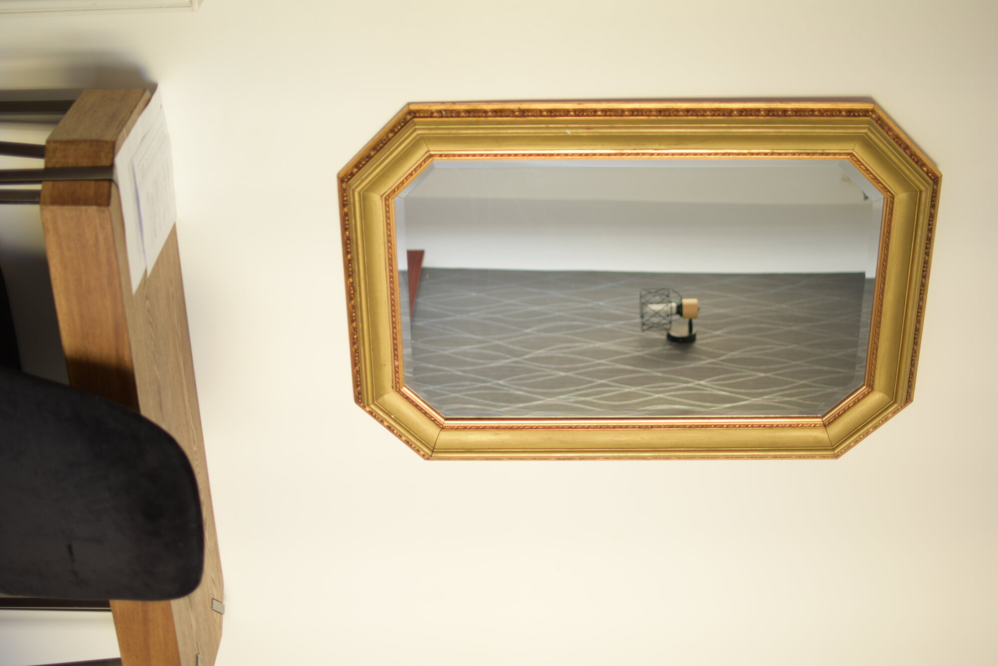 Bureau avec miroir doré et fauteuil