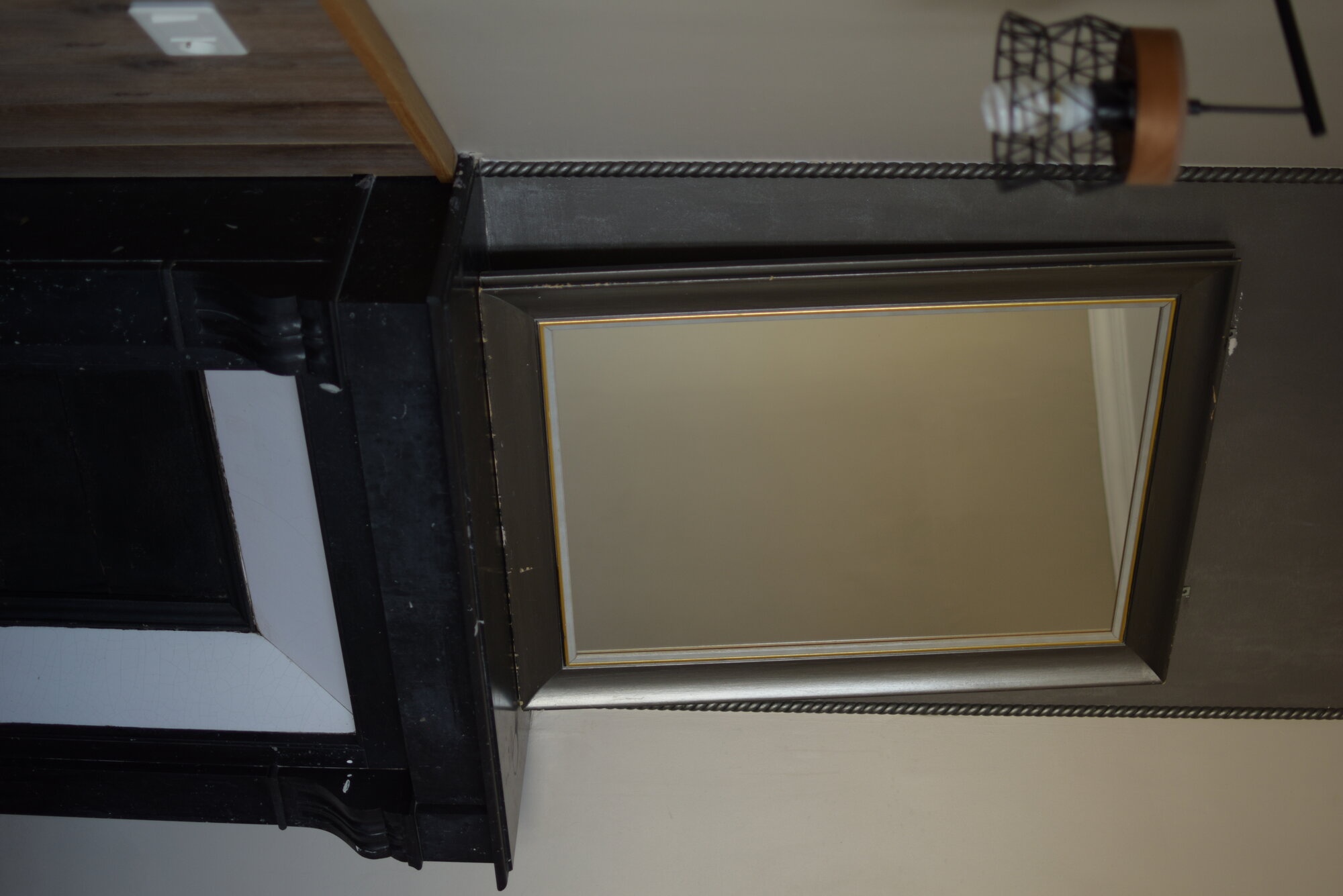 Détail de la cheminée avec miroir et lampe