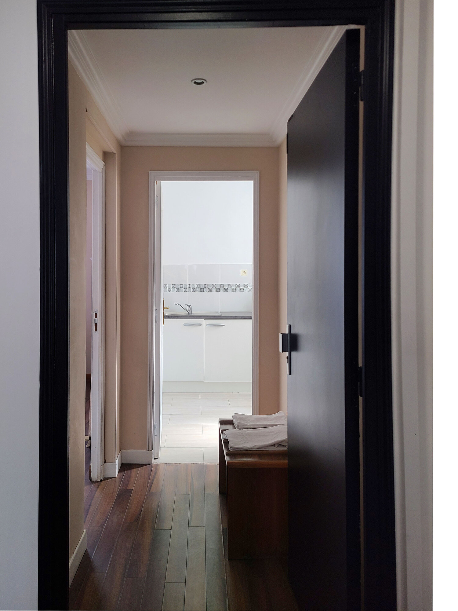 Entrée de la chambre vue depuis le couloir