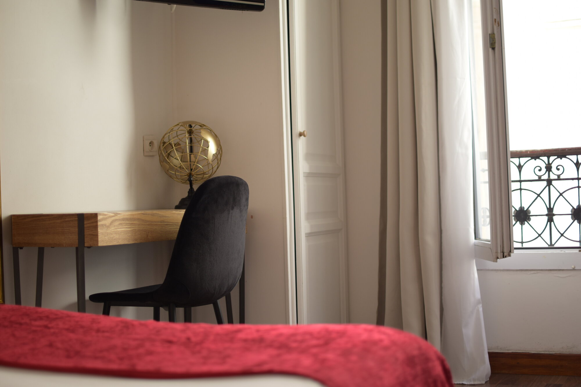 Bureau de travail dans la chambre