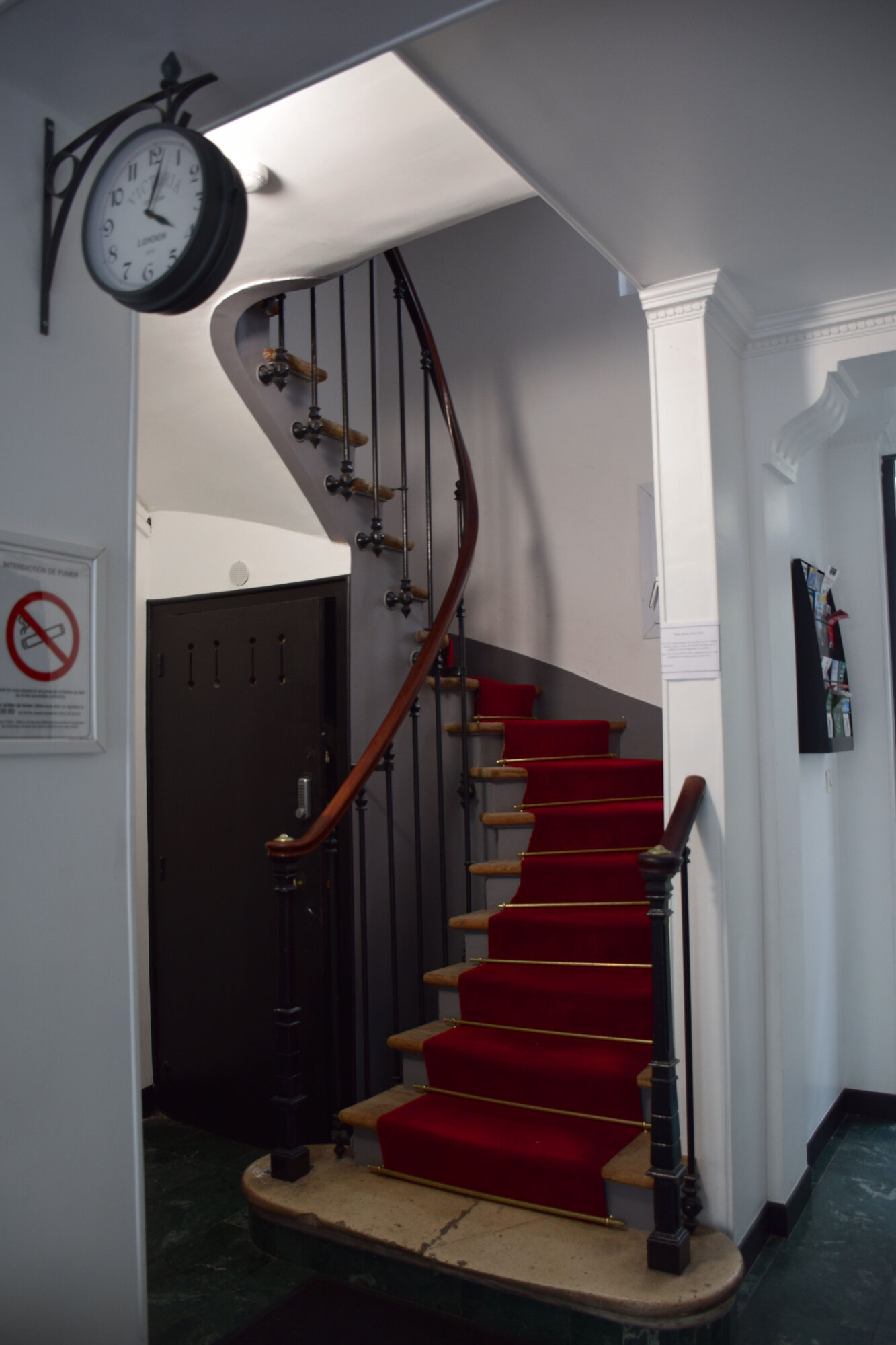 Escalier de l'hôtel avec lumière naturelle